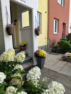 Family Home Green Paradise with Garden & free parking